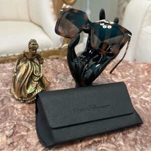 NWB🍀🏵 Salvatore Ferragamo Tortoise Sunglasses with Black Case Retail $360